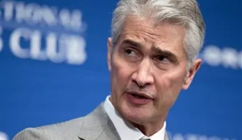 Renuncia el director de United Airlines y nombra a hispano
