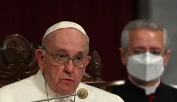 El papa aconseja no aislarse con el teléfono móvil y preservar la armonía familiar 
