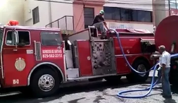 Incendio reduce a cenizas tienda en Plaza Coral de Santiago