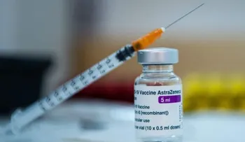 Sigue polémica con vacuna AstraZeneca; aseguran beneficios superan los riesgos 