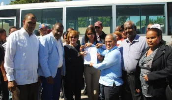 Miles de estudiantes de Azua, San Juan y Espaillat reciben modernos autobuses y ambulancias 