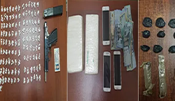 Autoridades apresan a 7 hombres con dos paquetes y varias porciones de droga