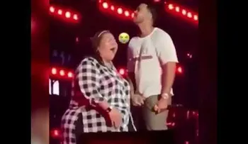 Sigue dando de que hablar video donde Romeo Santos hace que una fan le toque sus partes íntimas 