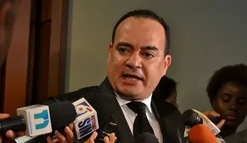Abogados marcharán frente a Educación por discriminación