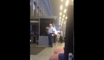 ¡Casi lloro! ¿La espera con flores y chocolates? (VIDEO)