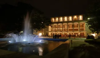 Muchos se fueron retirando de los Soberanos, dejando vacío el Teatro Nacional