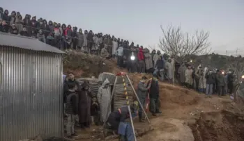 Intentan rescatar niño atrapado desde el martes en un pozo, con una profundidad de 32 metros