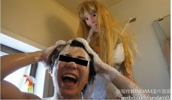 Un adolescente transformó la ducha en una mujer para hacerle frente a la soledad