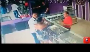 Un guardia con reflejos felinos evita un asalto a mano armada como en Hollywood