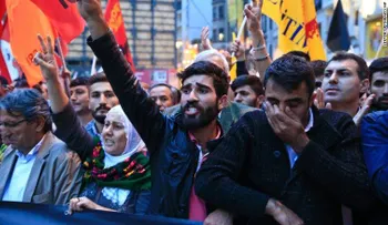 Miles marchan en repudio por el atentado contra la marcha por la paz en Ankara
