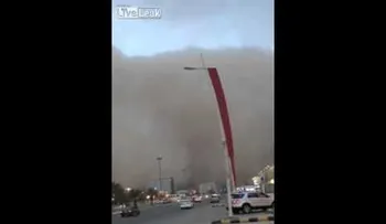 Un tsunami de polvo arrasa una localidad saudí (VIDEO)