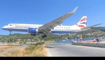Turistas arriesgan sus vidas por ver aterrizajes de aviones en Grecia