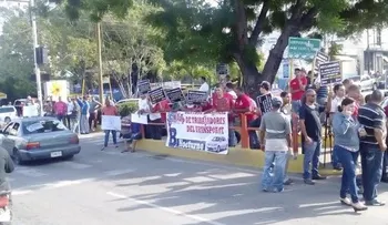 Choferes de Santiago protestan por deterioro de calles
