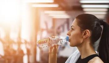 Usar de nuevo tu botella de agua pone en grave peligro tu salud, porque tiene un nido de bacterias
