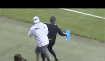 Un árbitro causa furor al presentarse borracho en pleno partido de fútbol