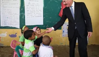 Danilo Medina entrega liceo en Sabana Perdida; hace visita sorpresa a estancia infantil
