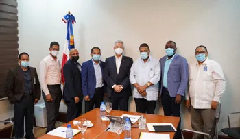 Ministro de la Presidencia se reúne con dirigentes del transporte en busca de solución a incrementos del pasaje