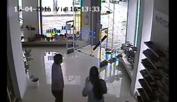Así se ve un fuerte tornado desde el interior de una zapatería