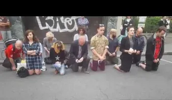 Un cristiano noquea a un transeúnte porque le molestaba la música del móvil (VIDEO)