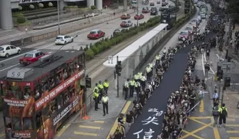 Miles de manifestantes desafían de nuevo a Pekín para pedir democracia.