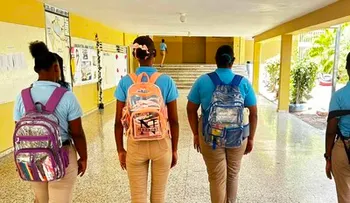 Barahona inicia año escolar 2026-2027 con mochilas transparentes por seguridad