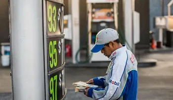 Gobierno baja 3 y 4 pesos a los precios de las gasolinas