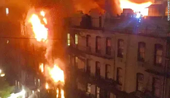 Milagro en la calle 93: bomberos de rescatan a un anciano de un incendio con una peligrosa maniobra