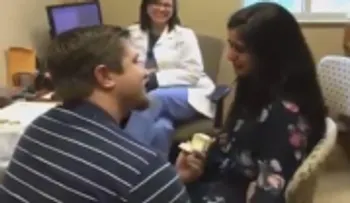 Recupera la audición y lo primero que escucha es: ¿Te quieres casar conmigo?