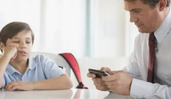 Mal comportamiento en los niños, ¿por que sus padres usan demasiado el móvil?