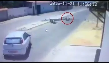Sufre un fuerte choque, sobrevive, se levantaâ?¦ y de repente le pasó lo inimaginable (VIDEO)