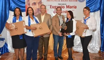 Entregan Premio a la Excelencia Estudiantil y Magisterial en Hato Mayor
