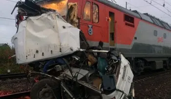  Al menos 19 muertos al ser arrollado un autobús por un tren en Rusia 
