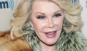 Médico de Joan Rivers se tomó una 'selfie' mientras estaba anestesiada, según fuente.
