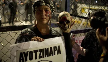 Padres de normalistas de Ayotzinapa concluyen plantón en Los Pinos