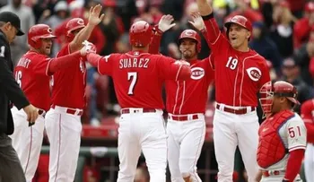 Suárez batea grand slam en triunfo de Rojos ante Filis