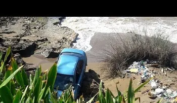 Carro se cae a costas del mar Caribe en el Malecón