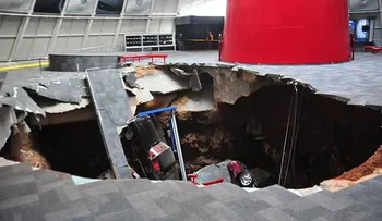Parte del Museo Nacional Corvette tragado por la tierra. Video