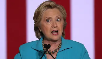 La campaña de Clinton le declara la guerra al director del FBI