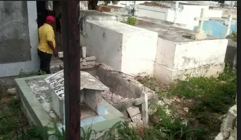Ladrones roban puertas de hierro de tumbas en cementerio de Barahona