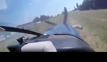 Momento exacto en que un grupo de paracaidistas sufre un accidente de avión