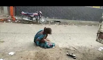 Una india de 17 años da a luz en la calle junto a un centro médico y nadie la socorre (VIDEO, 18+)
