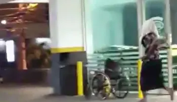 Por cosas como estas, no se puede creer en todo el que pide en la calle (VIDEO)