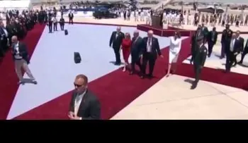 Melania le da un pequeño manotazo a Donald Trump en público cuando trató de agarrarla