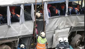 30 muertos al caer autobús a barranco en China