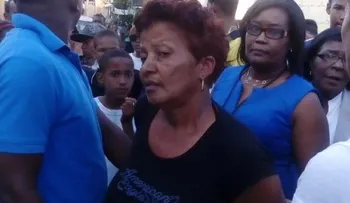 Apresan mujer captada en video golpeando a su nieta en barrio 24 de Abril