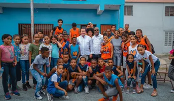 Gobierno entrega RD 4,537,500 al Club Huellas del Siglo en Cristo Rey, para la adquisición de un minibús