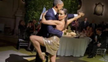 Obama después de jugar dominó en La Habana, baila tango en Argentina