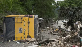 Director nepalí salva a 900 estudiantes al evacuar escuela minutos antes de que fuera arrasada por inundación