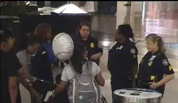 Padres enfrentan mujer que trató de secuestrar a su hijo de 6 años en un aeropuerto