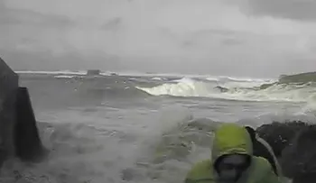 Una pareja es arrastrada por las olas en medio de una tormenta